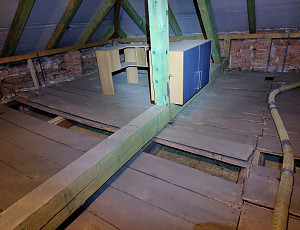 Zateplení stropu rodinného domu pomocí foukané izolace